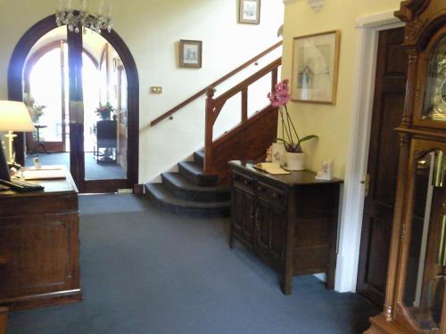 Trumbles Gatwick B&B - image 8