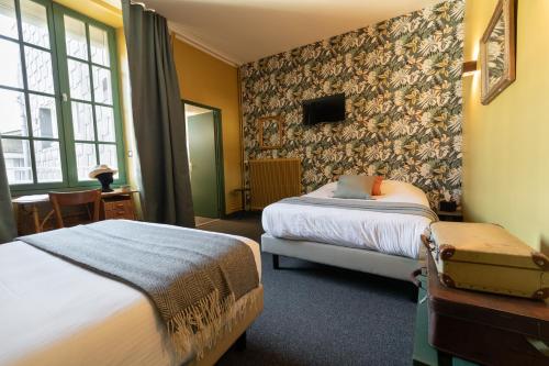 1 queen bed, 1 double bed