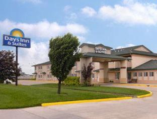 Days Inn & Suites by Wyndham Wichita