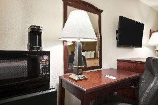 Travelodge by Wyndham La Porte/Michigan City Area, LaPorte (photo 2)