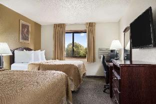 Travelodge by Wyndham La Porte/Michigan City Area, LaPorte (photo 3)