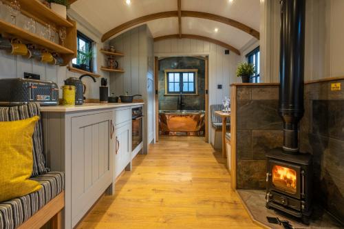 Monkwood Shepherds Hut - Ockeridge Rural Retreats - Apartment - Worcester