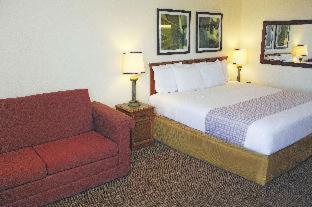 La Quinta Inn & Suites by Wyndham Sunrise Sawgrass Mills near Duffy's Sports Grill