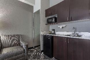 أجنحة كواليتي باينفيل - شارلوت (Quality Suites Pineville - Charlotte) in Pineville Area