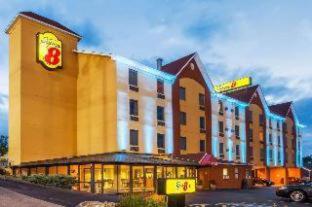 Super 8 by Wyndham Pigeon Forge near the Convention Center - image 11