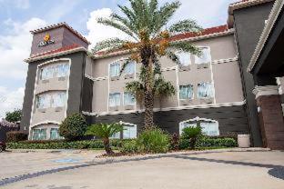 La Quinta Inn & Suites by Wyndham Houston East at Normandy