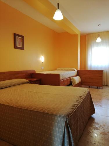1 double bed, 2 twin beds