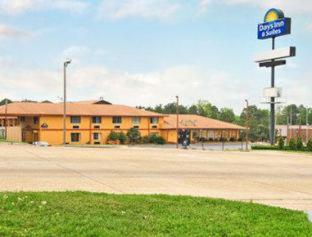 Days Inn & Suites by Wyndham Marshall