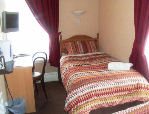 Twin Room image 5