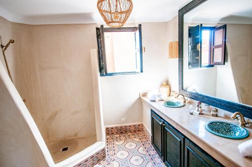 Double or Triple Room with Private Bathroom image 4
