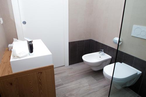 Loft 82 Apartments - image 10