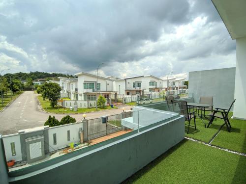 Balcony/terrace, Fun Villa 4+1Rm 12-22px Wifi/BBQ/Netflix/SteamBoat in Desaru