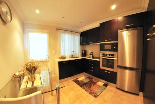 ห้องครัว, Apartamentos 3 Praias in ปอนตา เดลกาดา