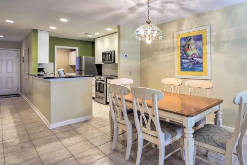 Tennismaster Resort Retreat with Pool Walk to Beach - image 4