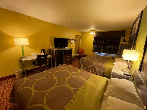 Super 8 by Wyndham Van Buren/Ft. Smith Area - image 8