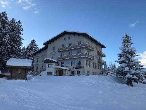 Exterior view, Residence les 3 Sommets in Sarcenas