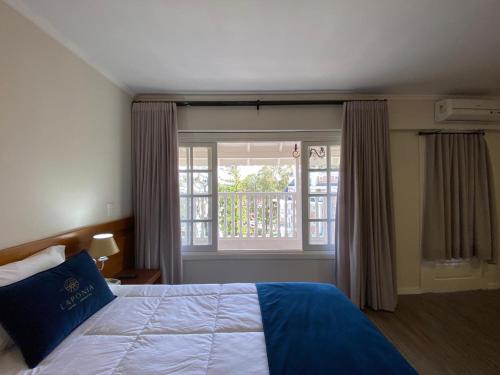 1 queen bed, 3 twin beds