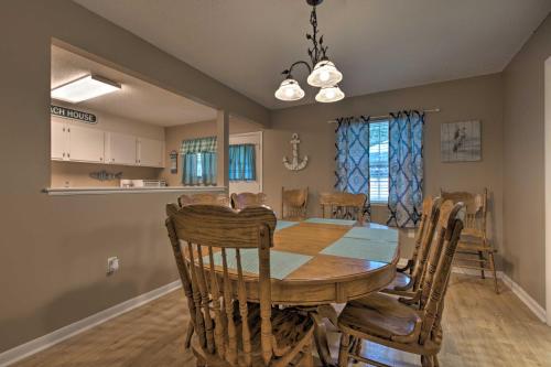 Breezy Gulfport Getaway Less Than 1 Mile to Beach and Casino in Gulfport, USA