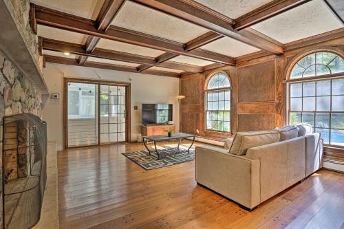 Charming Saylorsburg Retreat with Game Room and Patio! in 伊斯頓