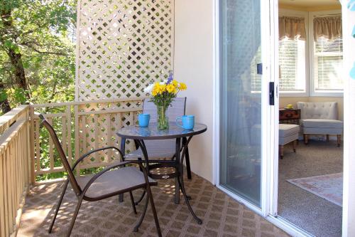 Queen Suite with Pool View