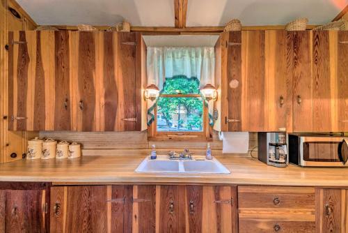 Peace and Privacy in the Woods Less Than 1 Mi to Midtown - image 3