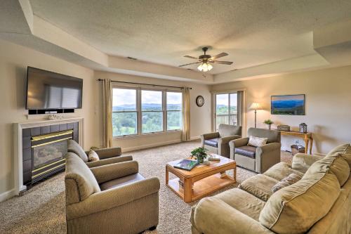 Resort Retreat with Pool and Impressive Golf Vistas! in 希爾斯維爾