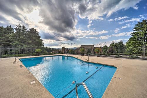 Resort Retreat with Pool and Impressive Golf Vistas! in 希爾斯維爾