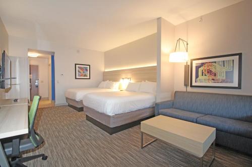 2 queen beds, 1 sofa bed