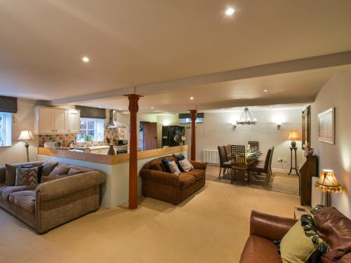 Yew Tree Nook - image 3