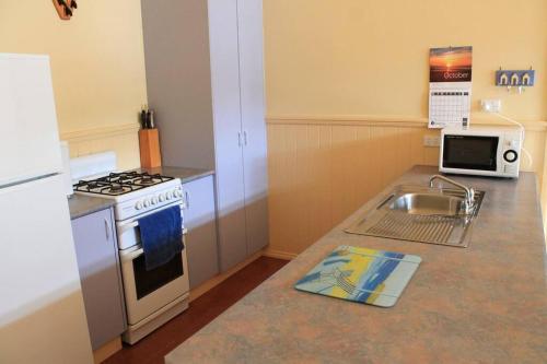 The Waratah Bay Beach House, 25 Waratah Avenue - 3 Bedroom, 1 Bathroom, sleeps 6