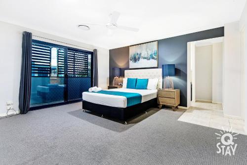 Broadbeach Waters 7 Bedroom home with Pool - QSTAY