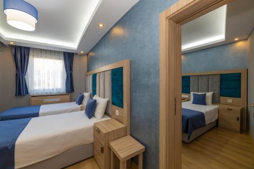 1 double bed, 3 twin beds