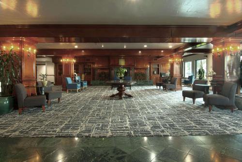 大堂, 安大略蔚藍套房酒店 - 商標精選 (Azure Hotel & Suites Ontario, A Trademark Collection Hotel) in 昂塔羅 (CA)