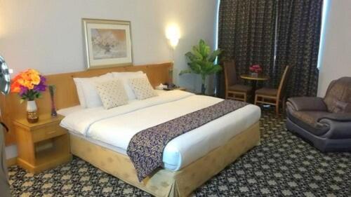 Deluxe King Room image 8