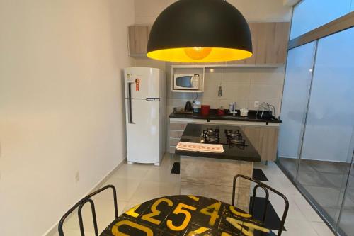 Apartamento novo, completo e bem localizado.