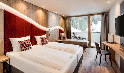 1 king bed, 1 sofa bed