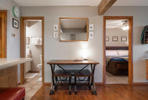Cozy Branson West Condo with Pool Access Near SDC! - image 9