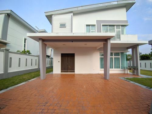 Entrance, Hom Villa 5rm 12-22px Wifi/Netflix/BBQ/SteamBoat in Desaru