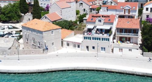 House Racic, Bol