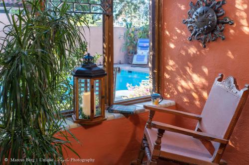 Adobe Rose Inn near สวนสัตว์รีดพาร์ค