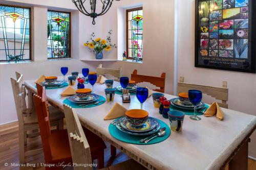 Adobe Rose Inn near สวนสัตว์รีดพาร์ค