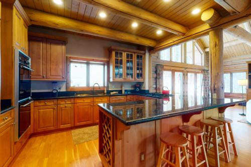 Spacious Mountain Retreat in East Vail - image 3