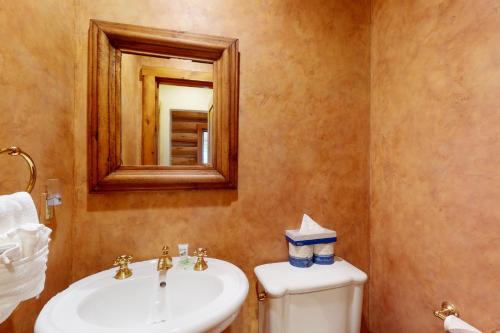 Spacious Mountain Retreat in East Vail - image 6