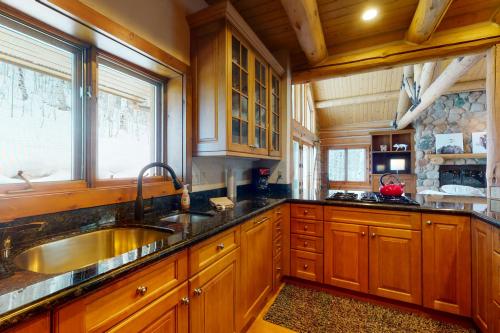 Spacious Mountain Retreat in East Vail - image 8