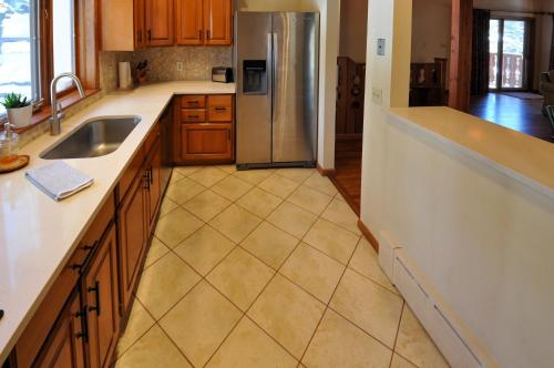 Cascade Village Area 5 bed 4 bath Walk to lift! - image 3