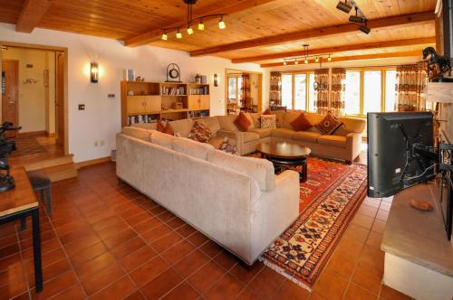 Cascade Village Area 5 bed 4 bath Walk to lift! - image 4