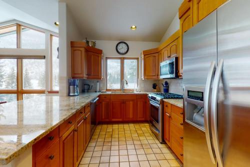 Spacious and Beautiful Home in East Vail - image 9