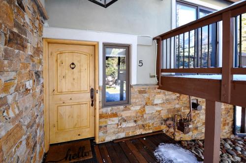 Spectacular Remodeled 5 Bedroom Matterhorn home w/ Hot Tub and Ski Lockers!