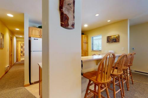 Convenient 2 Bedroom Condo #11A in East Vail. Market and Hot Tub on Site - main image