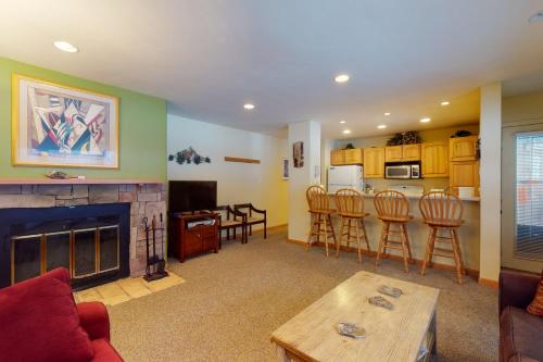 Convenient 2 Bedroom Condo #11A in East Vail. Market and Hot Tub on Site - image 2